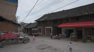中国の少数民族が住む村を歩く。